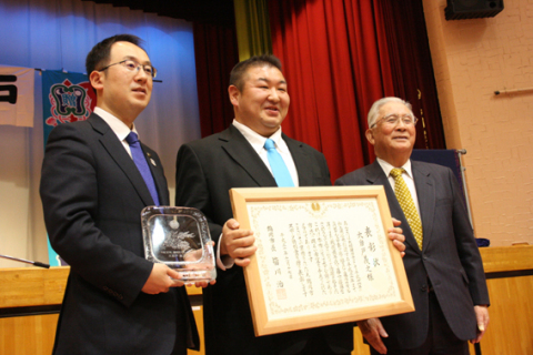 上林さん（中央）に鶴岡市スポーツ特別賞が贈られた