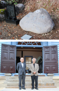注連寺境内にある「鉛筆碑」（上写真）田中さん（左）と木下さん＝11月6日、致道博物館で