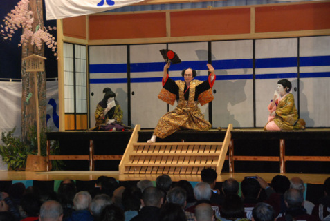 山五十川歌舞伎の一場面。地元役者たちの熱演で満員の会場を盛り上げた