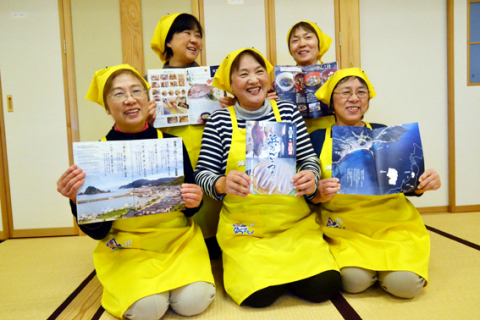 由良の漁村文化や浜の魚料理を紹介した「浜のごっつぉ」を手にするゆらまちっく海鮮レディースのメンバー