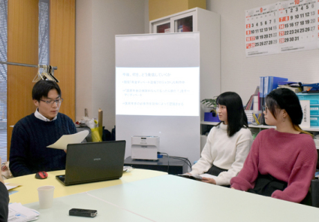 今回製作した動画をはじめプロジェクトについて紹介する（左から）菊池さん、3年の前司美南さんと伊藤綺羅さん