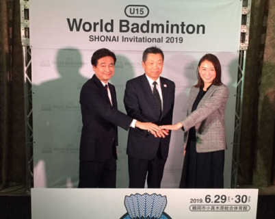 来年6月に鶴岡で初開催する「世界バドミントンＵ15」の大会概要を発表した冨田大会実行委員長（左）ら＝5日、東京・岸記念体育館