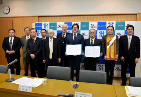 連携協定を締結し写真に納まる公益大と琉球大の関係者たち