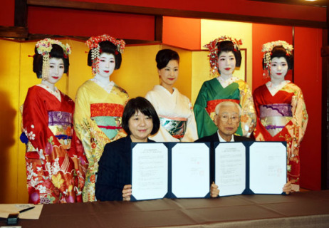 日本文化の伝承などに関する協定を締結した新田会長（前列右）と中原校長（同左）