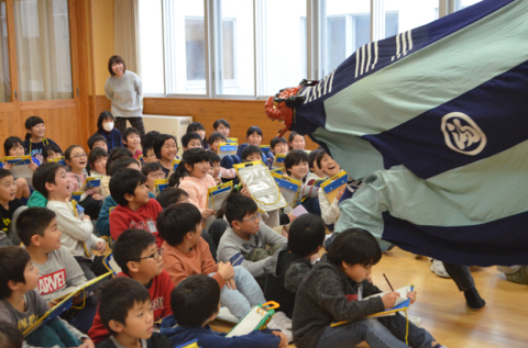 児童たちが湯田川温泉神楽を鑑賞し伝統文化に理解を深めた
