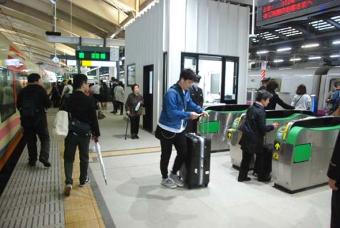 特急いなほ（左）と上越新幹線（右）が、自動改札機を介して平面移動で乗り換えできる。来年3月のダイヤ改正で、いなほの全定期列車に同一ホーム乗り換えが拡大する＝4月15日、ＪＲ新潟駅