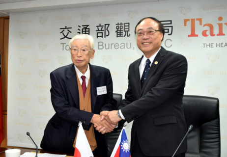 固く握手を交わす新田会長（左）と周局長＝14日午前、台北市の台湾交通部観光局