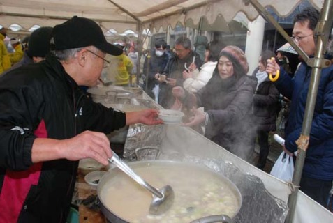 寒ダラ汁を煮る湯気が至る所から立ち上る会場。開始早々から多くの人出があった＝鶴岡市