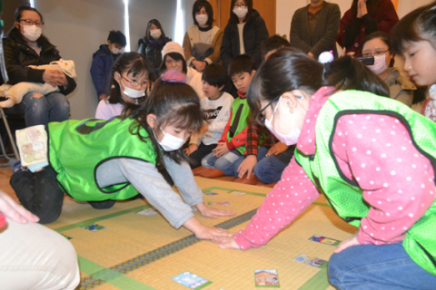 鶴岡市オリジナルの環境かるたで熱戦を繰り広げる小学生たち