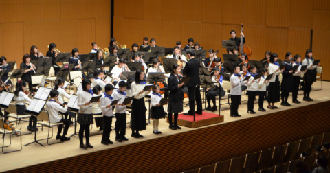 鶴岡ジュニアオーケストラのメンバーらが日頃の練習の成果を堂々と披露した