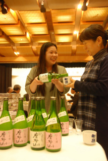 温海地域限定販売の日本酒「摩耶山」の出来栄えを確認した