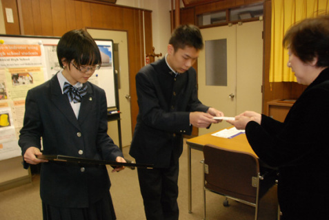 表彰を受ける鶴岡工業高生徒会の生徒たち