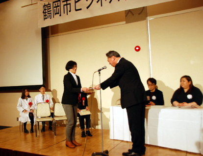 入賞者や審査員がステージに登壇。最優秀賞の三浦さんに賞金などが贈られた