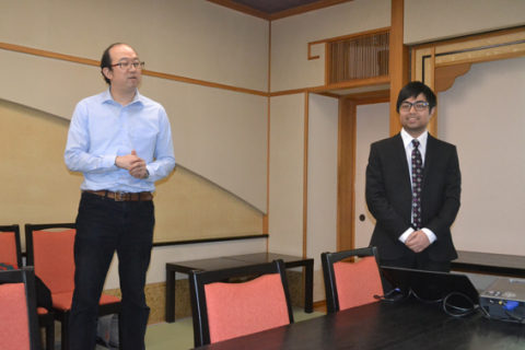 矢野専務（左）の進行で、旅館での職業体験中間発表を行うファルハドさん＝23日、酒田市・若葉旅館