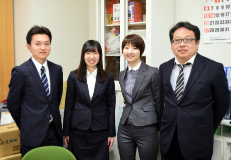 「モンゴル日本人材開発センター」でインターンシップを実施する（左から）中條さん、平沼さん、湯本さん。右は玉井准教授