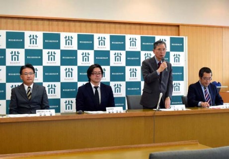 会見で4タイプ選定を発表する吉村学長（左から3人目）
