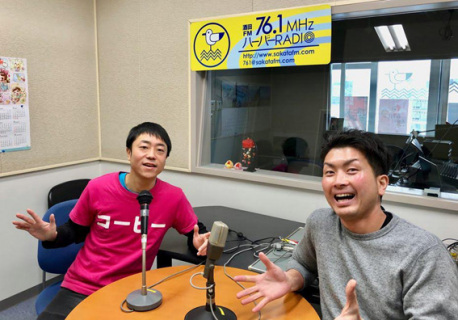 ラジオ番組「庄内もっけだレディオ」のパーソナリティーを務める伊藤さん（右）と阿部さん