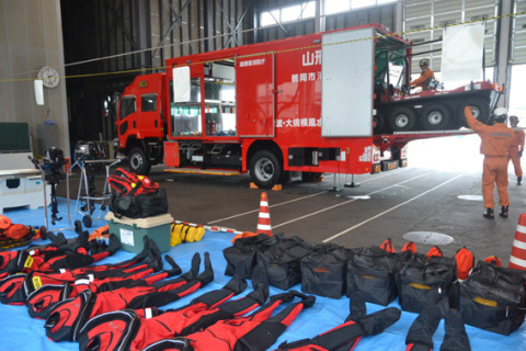 大型の対策車両と装備される救助活動用資機材の一部