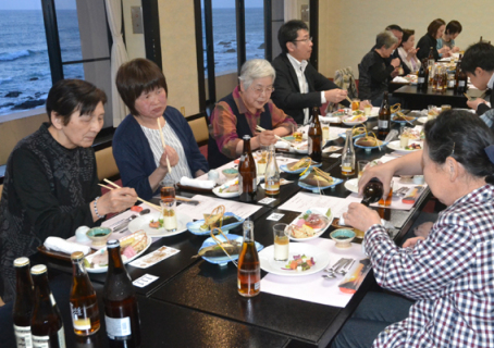 豊浦地区の山海の旬の食材を食の都庄内親善大使の料理人3人が調理して提供した「食す会」