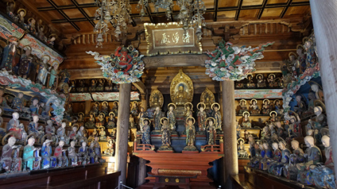 北前船で財を成した商人たちから寄進された善寳寺の五百羅漢堂と仏像（善寳寺提供）