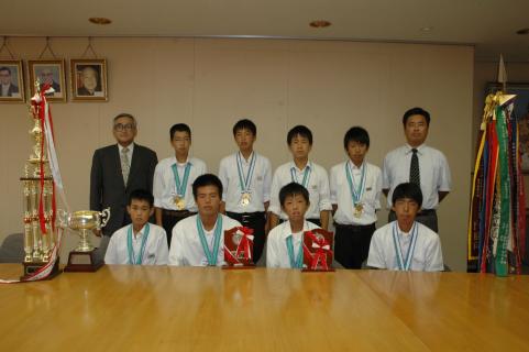 全国大会で優勝を果たした鶴岡一中ソフトテニス部の男子メンバーたち