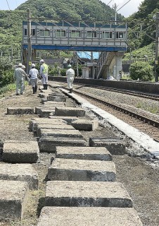 ＪＲ小岩川駅のホームが破損。しばらくの間は列車が停車できず通過措置が取られる＝20日午前10時半ごろ
