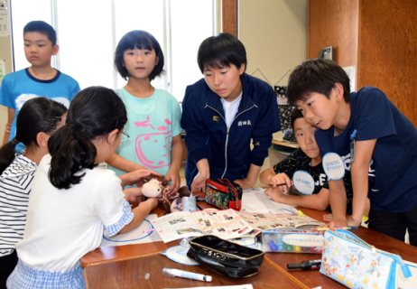 酒田南高のお姉さんたちと共に、うわさプロジェクトについて学ぶ児童たち