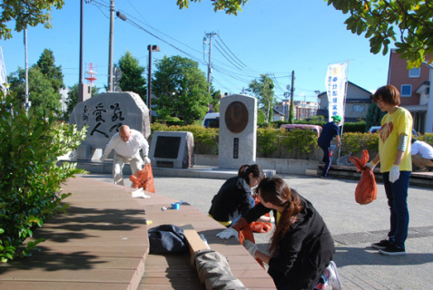 タブの木広場で奉仕活動を行う鶴岡ＲＣや鶴岡ローターアクトの会員