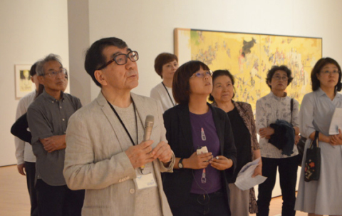 作品を解説した高橋さん。久松さん（右隣）らとトークを繰り広げた