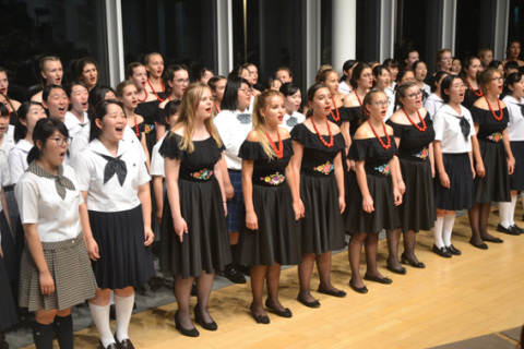 スコブロンキ女声合唱団が来鶴し、地元の高校生たちとの合唱で友好のハーモニーを響かせた＝18日、鶴岡アートフォーラム