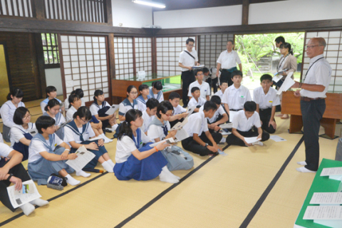 致道館で鶴岡との交流の歴史を学ぶ鹿児島の中学生たち＝23日