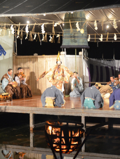 水面に舞台が映え、幻想的な雰囲気で「道成寺」が上演された
