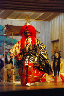 神々しい姿の龍神と弁財天（奥）の舞が観客を魅了した「竹生島」