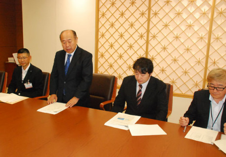 結団式で商談成功への抱負などを語った菊勇の佐藤社長（左から2人目）ら