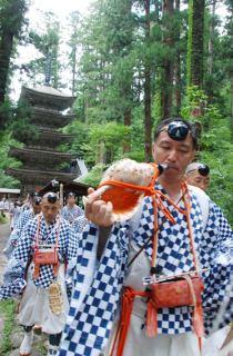 出羽三山神社の秋の峰が始まり、修験者たちが羽黒山中にほら貝の音を響かせた