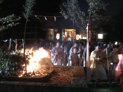 修験者たちが護摩壇を囲み、勇壮な火祭りを繰り広げた