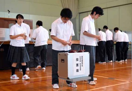 生徒会役員選挙で投票する生徒たち。町選管の協力で実際の投票箱を使用