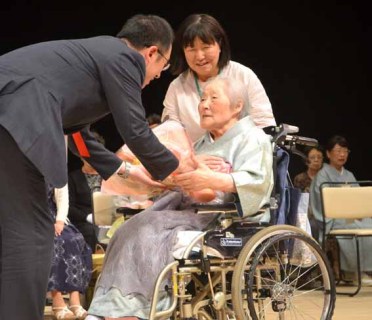数え年101歳以上の出席者に花束を贈り、長寿を祝った