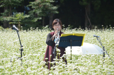 満開のソバの花の中、トランペット＆トロンボーンの演奏が行われた