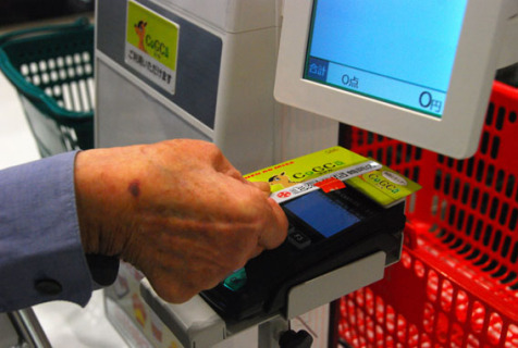 市内のスーパーでは会計時に電子マネーを利用する客が目立った＝1日午前