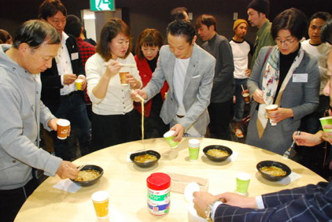 庄内産小麦「ゆきちから」などを使ったラーメンを試食する参加者たち