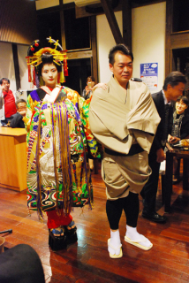 「伝承の会」の設立総会後、花魁姿をお披露目した来年の花魁役・田中さん（左）