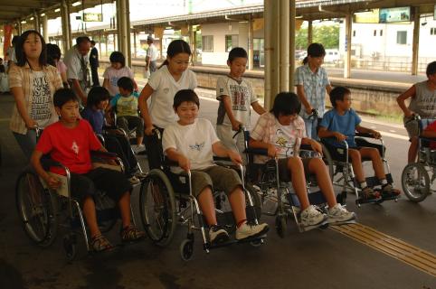駅ホームで車いすに乗りバリアフリーを学ぶ児童たち
