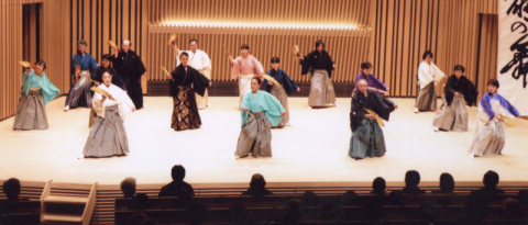 芸術祭大賞に決まった鶴岡剣聖会の公演「剣と扇の舞」