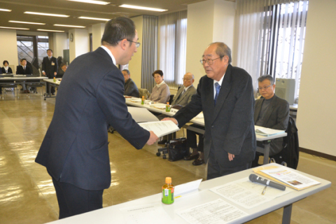 策定委員会の櫻井委員長（右）が市条例最終案を皆川市長に手渡した＝13日、鶴岡市役所
