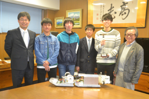 高橋校長（右）に優勝報告した鶴岡高専チームのメンバー
