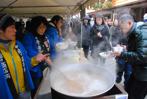 熱々の寒鱈汁が提供された酒田日本海寒鱈まつり＝25日午前、中通り商店街