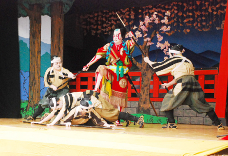 国内外の伝統芸能ファンを魅了した黒森歌舞伎正月公演。「義経千本桜」の「伏見稲荷鳥居前の場」より＝15日午後2時ごろ、黒森日枝神社演舞場