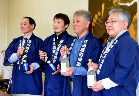 オリジナル限定酒を持つ池田会長（左から3人目）はじめ倶楽部メンバー