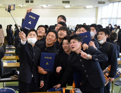 級友と共に記念写真を撮る伊藤外野手（前列左から2人目）